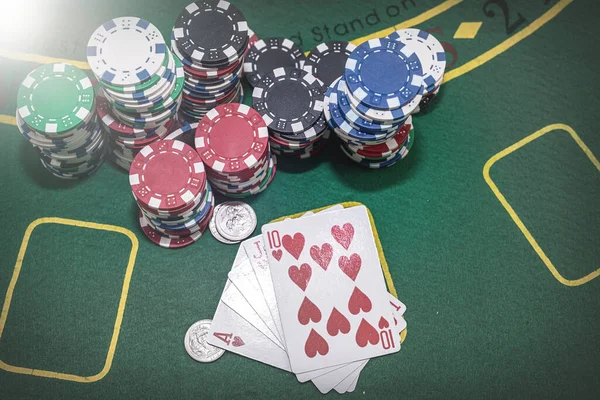Cartões Poker Fichas Jogo Fundo Verde São Colocados Mesa Conceito — Fotografia de Stock