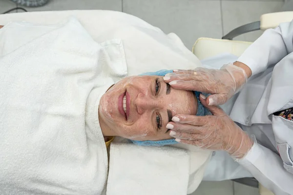 Dermatologo Esegue Una Procedura Ringiovanimento Del Viso Con Una Crema — Foto Stock
