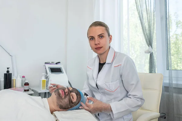 Dermatólogo Mantenga Cepillo Para Hacer Mascarilla Para Piel Sana Brillante — Foto de Stock