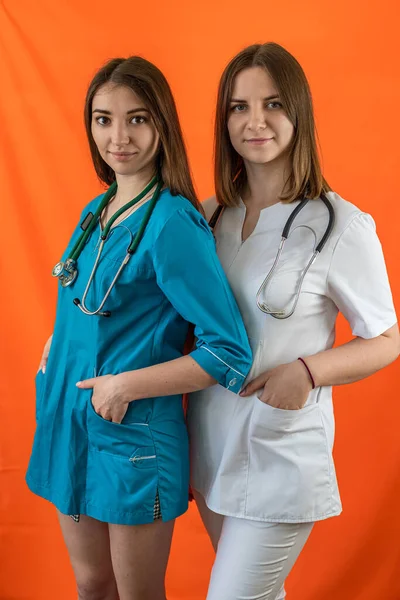 Squadra Due Medici Donne Piedi Schiena Contro Schiena Con Braccia — Foto Stock