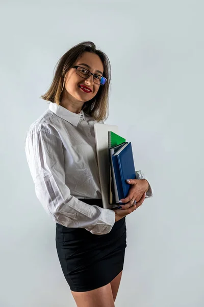 Mulher Negócios Com Livros Suas Mãos Posando Roupas Elegantes Fundo — Fotografia de Stock