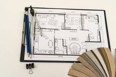  Boya rengi örnekleri ve ev planı projesinde kullanılan aletler. Yaratıcı işyeri