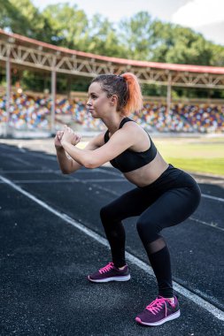 Kadın sporcu spor yoga ya da pilates egzersizi yapıyor. Yoğunluk stadyumu, aktif yaşam tarzı.