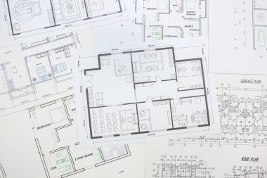 Büyük beyaz kağıtlar üzerinde binaların teknolojik çizimleri. Mühendislik projesinin bir parçası.