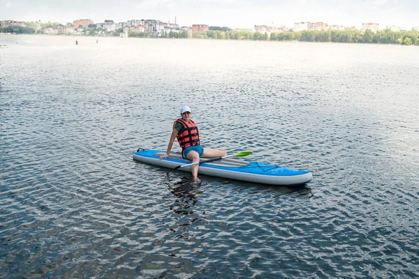 Young Woman Wear Life Vest Rest Paddle Board First Training — Stock fotografie