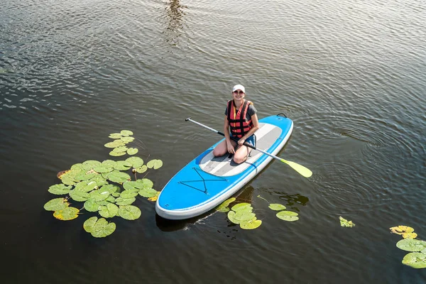 Joven Delgada Mujer Está Montando Tablero Sup Lago Ciudad Disfruta — Foto de Stock