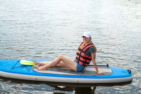 Young Woman Relax Sup Stand Paddle Board Summer Time Concept — Stockfoto