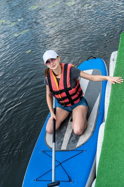 Smiling Woman Sitting Sup Board Paddle Resting Sunbathing Nature — стоковое фото