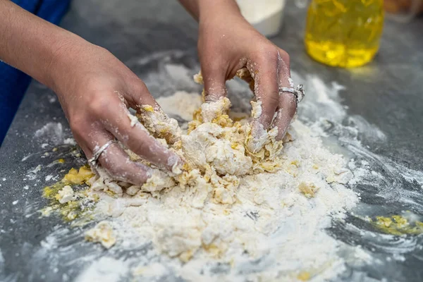 美しい若い女性の手は美しい生地をこねるために小麦粉に卵を破る 料理のコンセプト — ストック写真