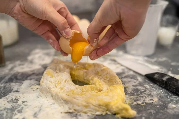 Professionelle Bäckerin Die Teig Mit Eiern Und Milch Für Weihnachtsplätzchen — Stockfoto