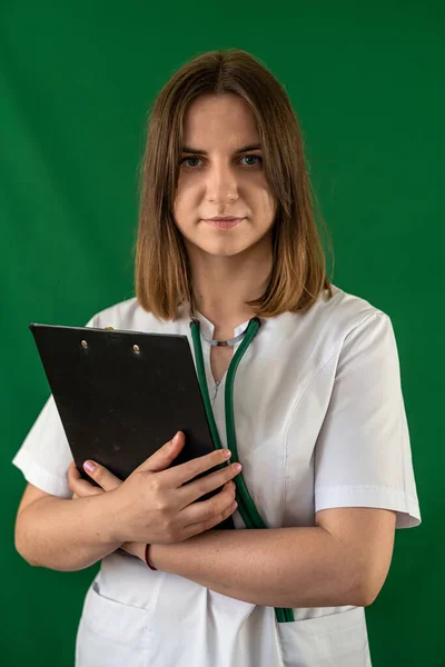 Vacker Begåvad Ung Kvinnlig Läkare Klänning Med Stetoskop Tablett Isolerad — Stockfoto