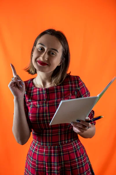 Professora Estudante Sorridente Empresária Segurando Livro Inteligente Retrato Estúdio Isolado — Fotografia de Stock