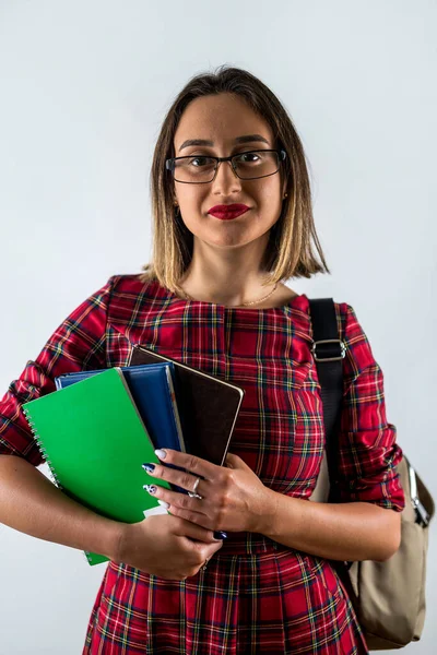 Stark Smart Flicka Som Håller Böcker Ena Handen Glasögon Isolerade — Stockfoto