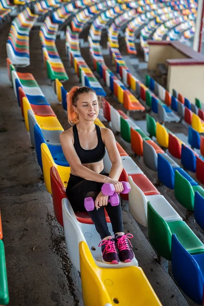 Entrenadora Haciendo Ejercicios Con Pesas Sillas Estadio Estilo Vida Activo —  Fotos de Stock