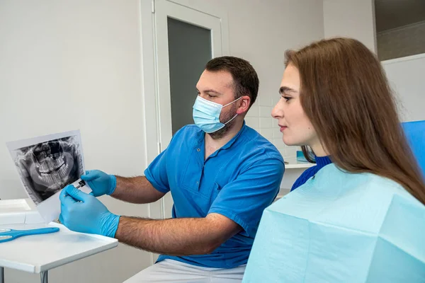 Ein Junger Patient Der Zahnmedizin Betrachtet Ein Frisch Aufgenommenes Foto — Stockfoto