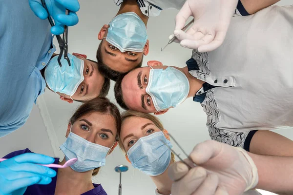 Wesoła Grupa Dentystów Ich Asystenci Stoją Gabinecie Stomatologicznym Uśmiechają Się — Zdjęcie stockowe