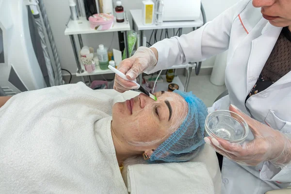 Cosmetologa Femminile Guanti Protettivi Lavora Con Cliente Nel Suo Salone — Foto Stock