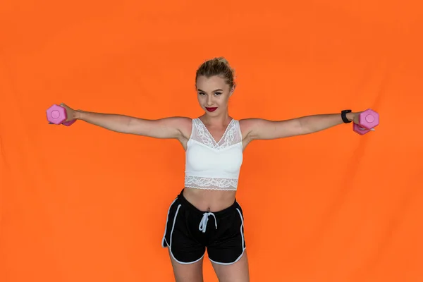 Een Atletische Goed Verzorgde Vrouw Met Een Schattig Uiterlijk Staat — Stockfoto