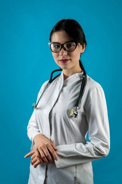 Młoda Lekarka Stroju Medycznym Stetoskopem Uśmiechnięta Pięknie Pozująca Aparatu Medyk — Zdjęcie stockowe