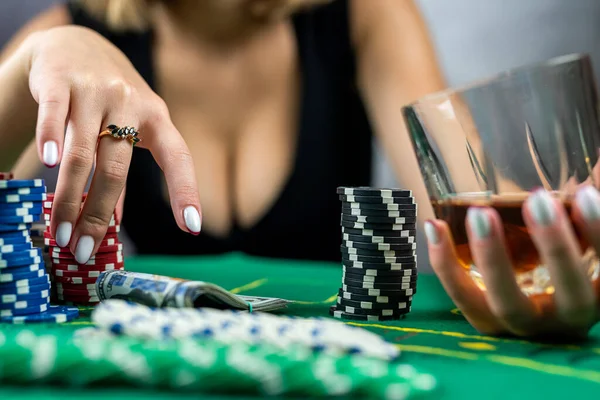 Kız Kumarhanede Kart Kazanır Kazancı Parayı Alır Blackjack Pokeri Teksas — Stok fotoğraf