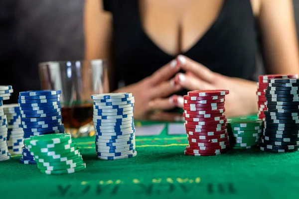 Jovem Mulher Sentada Mesa Jogando Poker Segurando Cartas Orgulhosamente Celebrando — Fotografia de Stock