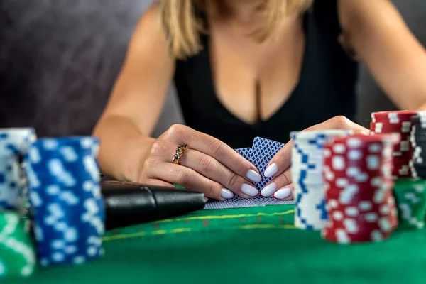 穿着黑色晚礼服的漂亮女人在赌场里赢了扑克钱 把所有的筹码都押上了扑克 — 图库照片