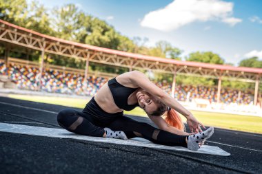 Kadın sporcu spor yoga ya da pilates egzersizi yapıyor. Yoğunluk stadyumu, aktif yaşam tarzı.