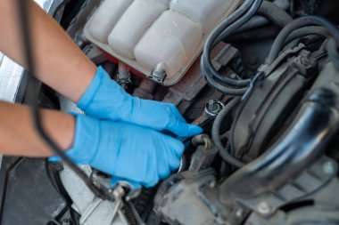 Araba motorundaki yağı kontrol eden bir araba tamircisinin ellerine yakın çekim. Araba ya da araç motoru denetimi ve bakım teknisyeni.