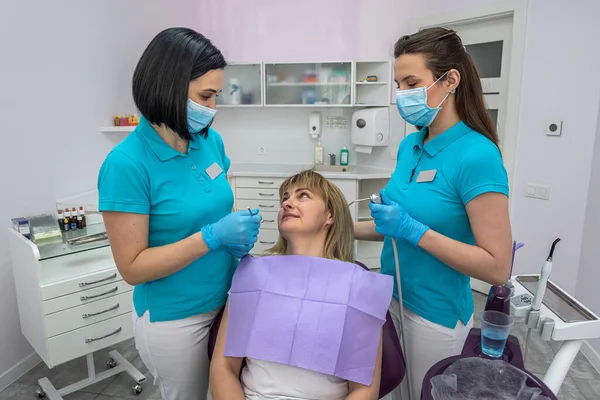 Женщина Дантист Разговаривает Своим Пациентом Лечении Зубов Концепция Диалога Стоматолога — стоковое фото