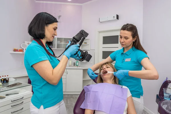 Jovem Paciente Tirando Fotos Dentes Odontologia Para Comparar Processo Tratamento — Fotografia de Stock