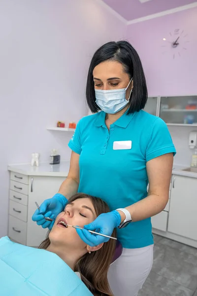 Professional Woman Dentist Performs Professional Examination Oral Cavity Beautiful Woman — Stok fotoğraf