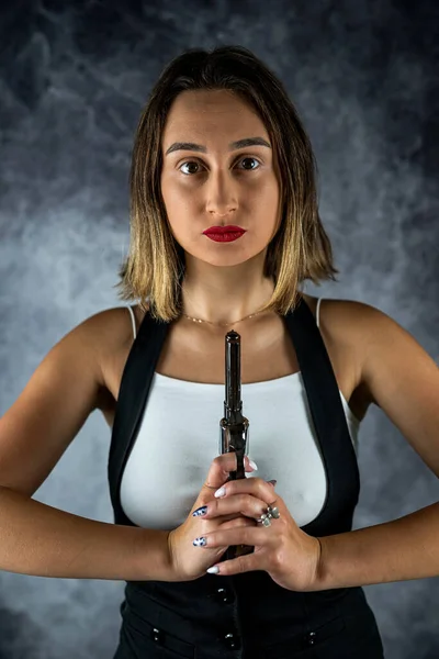 Skjuten Vacker Flicka Som Håller Pistol Isolerad Svart Bakgrund Vapen — Stockfoto