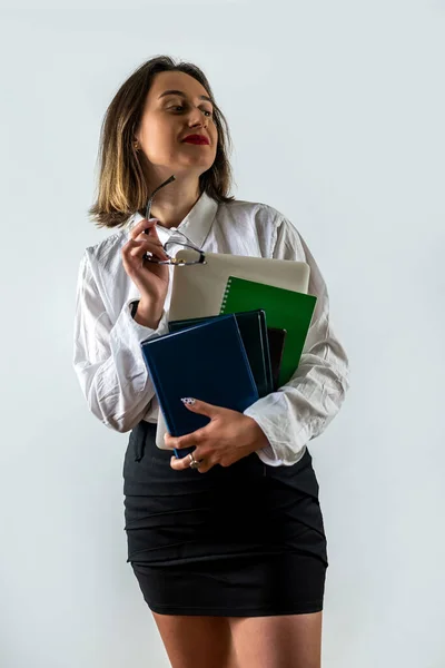 Bela Jovem Empresária Com Documentos Isolados Fundo Branco Uma Mulher — Fotografia de Stock