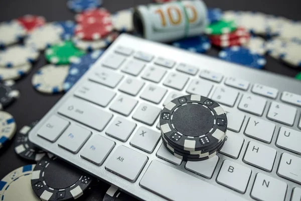 Pokerchips Für Poker Mit Verdrehten Banknoten Auf Der Laptop Tastatur — Stockfoto