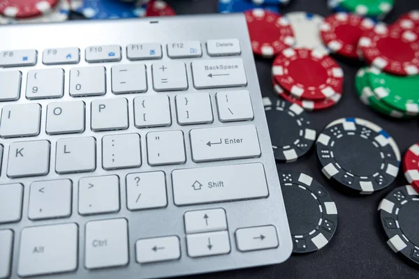 Computer Toetsenbord Laptop Met Poker Chips Geplaatst Een Eenvoudige Achtergrond — Stockfoto