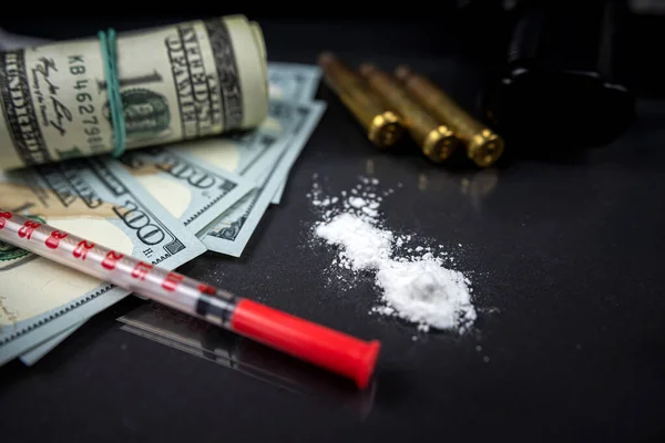 Siyah Masada Şırınga Fişeklerle Izole Edilmiş Birkaç Dolarlık Silah Uyuşturucu — Stok fotoğraf