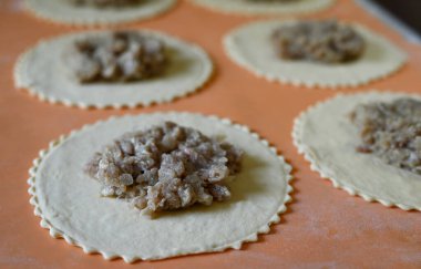 Masada gözlüklü üzgün kedi oturuyor. Masanın üzerinde boş bir defter ve bir kalem var. İnsan olarak hayvan kavramı. Kedi masada oturuyor..