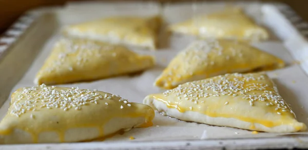 Masada gözlüklü üzgün kedi oturuyor. Masanın üzerinde boş bir defter ve bir kalem var. İnsan olarak hayvan kavramı. Kedi masada oturuyor..