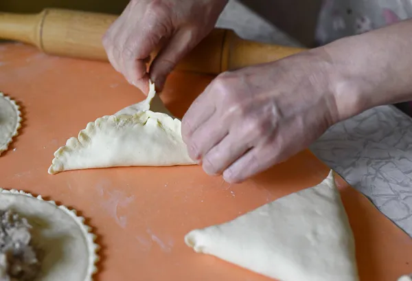 Masada gözlüklü üzgün kedi oturuyor. Masanın üzerinde boş bir defter ve bir kalem var. İnsan olarak hayvan kavramı. Kedi masada oturuyor..