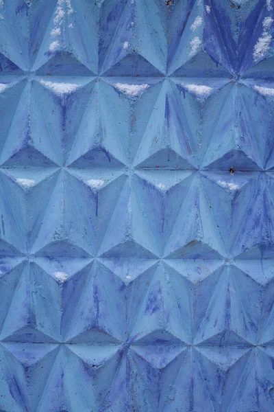 Niebieski Betonowy Mur Wzór Objętościowy Postaci Trójkątów Śnieg Ścianie Zbliżenie — Zdjęcie stockowe