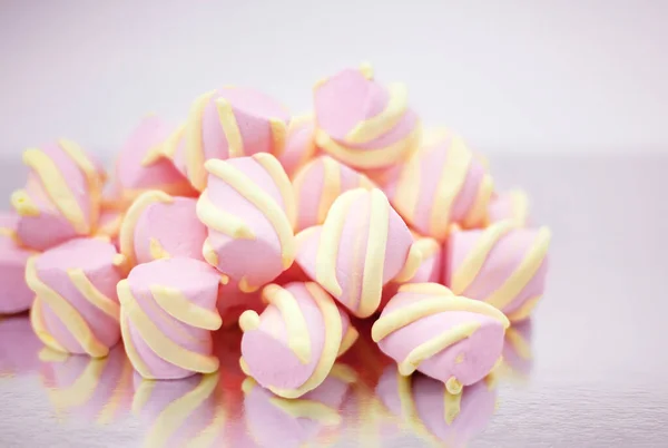 Marshmallows Uma Superfície Espelhada Close Vista Lateral Ingrediente Smores — Fotografia de Stock