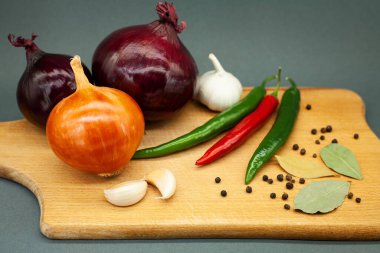 Tahtadaki sebzeler. Gri arka plan. Yakın plan..