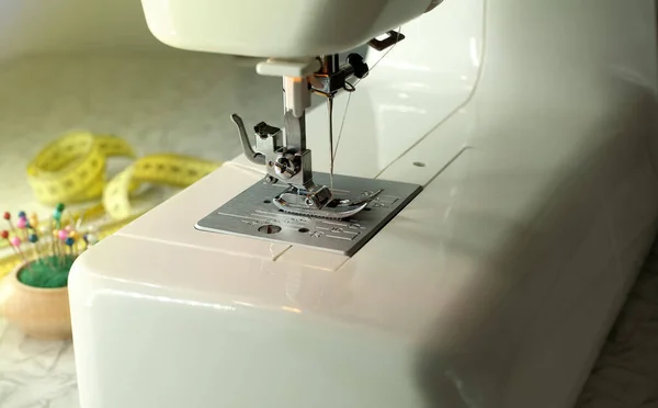 Крупный План Швейной Машинки Держатель Иглы Иглами Рулетка Столе Мбаппе — стоковое фото