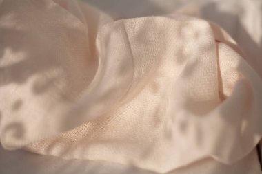 Soyut arkaplan. Pliseli pamuklu kumaş. Kumaşın üzerindeki perdelerin gölgeleri.