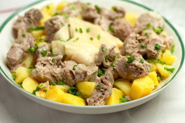 Besthe - Türkçe konuşan insanların geleneksel sıcak et yemeği. Bir tabak Asya mutfağı. Et tabağı yakın plan. Et, hamur, patates, yeşil soğan. Lezzetli ev yapımı yemekler.. 