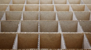 Soyut arkaplan. Kare karton bölmeler yakın plan. Kırılgan cam parçaları taşımak için bölümler.