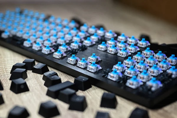 Disassembled Black Gaming Mechanical Keyboard Keycaps Scattered Table Keyboard Close — Stock Photo, Image