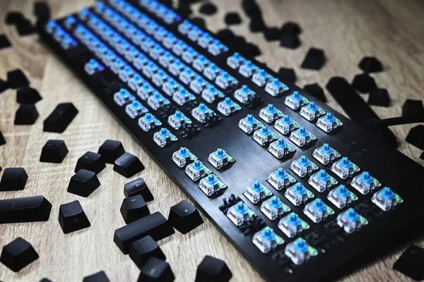 Disassembled Black Gaming Mechanical Keyboard Keycaps Scattered Table Keyboard Close — Stock Photo, Image