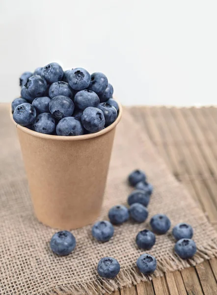 Fresh Organic Blueberries Kraft Paper Cup Wooden Background Burlap — Fotografia de Stock