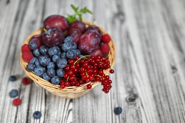 Zomer Compositie Rieten Mand Met Fruit Bessen Houten Achtergrond Ondiepe — Stockfoto